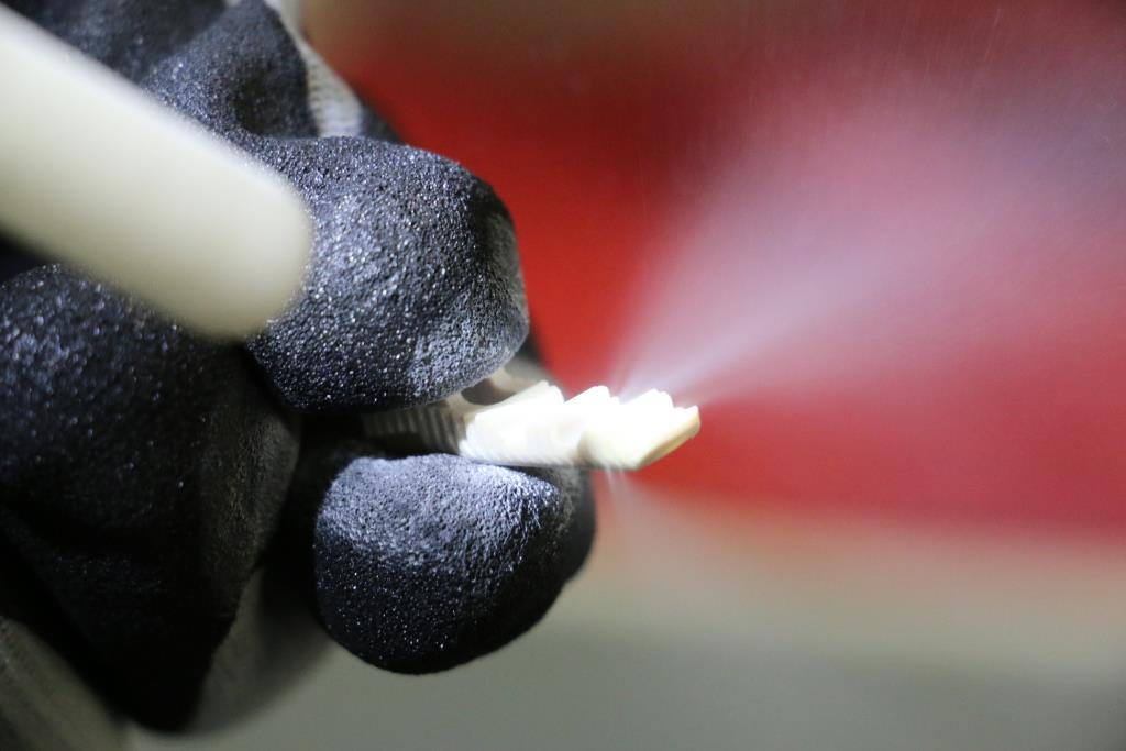 Dry Ice Deflashing vs. Cryogenic Deflashing